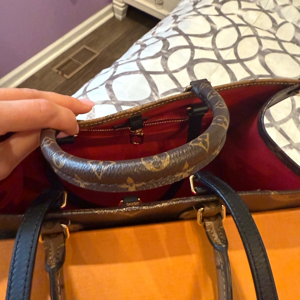 Louis Vuitton On The Go MM Tote - Picture 15 of 17
